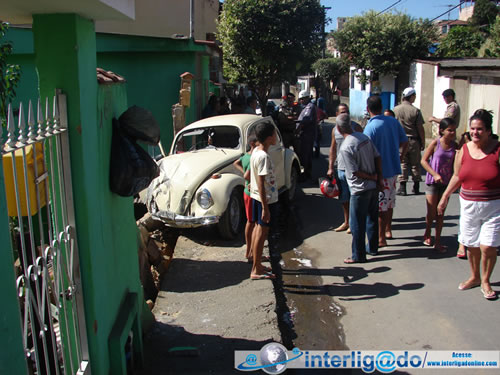 Fusca desgovernado bate em muro de residência no São Pedro