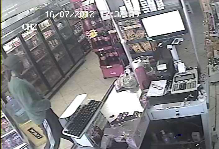 Câmera registra assalto em mercearia de Vermelho