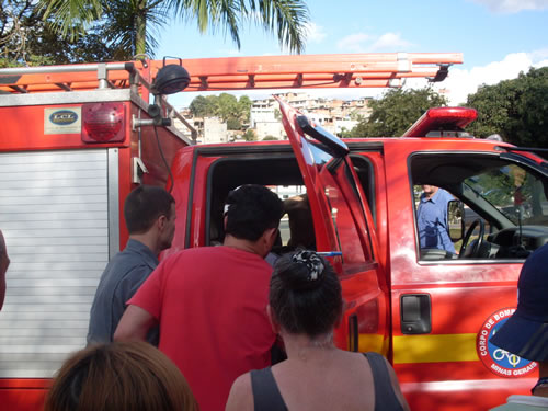 Bombeiros resgatam mulher que estava tentando se jogar na frente de veículos na BR 356