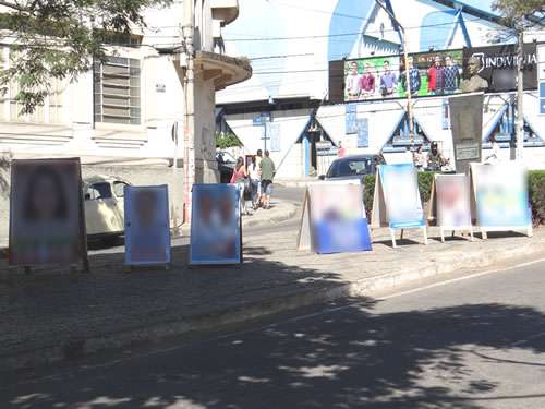 Cavaletes políticos tomam conta de passeio público em frente ao busto de Dr. Antonio Canêdo no Centro