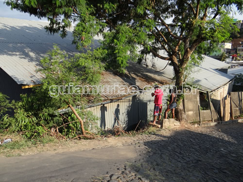 Motorista perde o controle e carro caí do Cerâmica ao lado da quadra do CCEM
