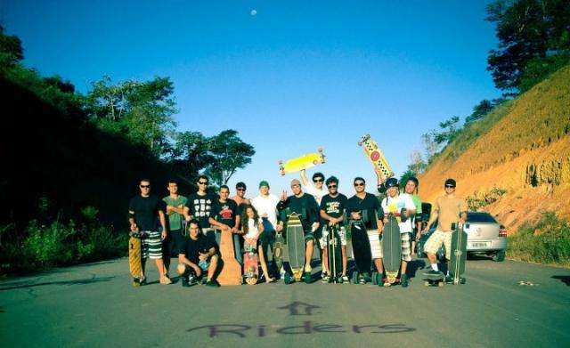 Skatistas de Cataguases e região transformam trecho abandonado da MG-342 em pista de downhill