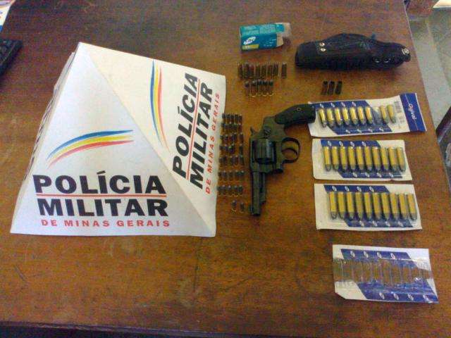 Os policiais também encontraram com ele farta munição de vários calibres