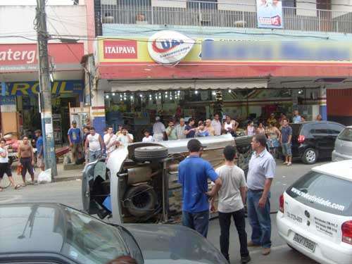 Motorista passa mal, perde controle da direção e carro capota na Barra