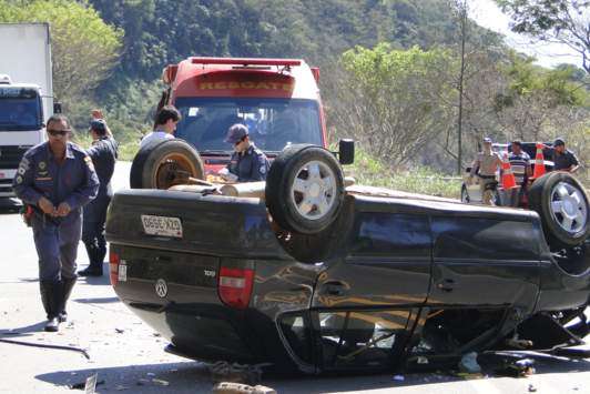 Carro capota na serra de Muriaé e motorista sofre apenas ferimentos leves