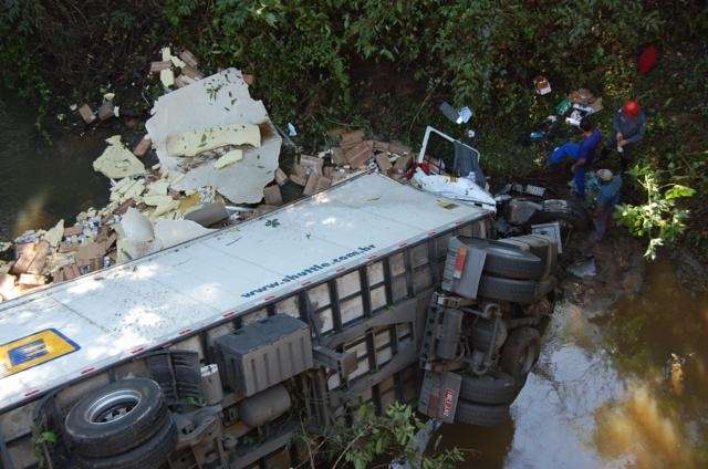 Carreta tomba e motorista morre em acidente na BR 356