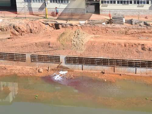 Esgoto é jogado sem tratamento no Rio Muriaé