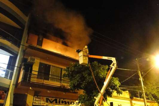 Bombeiros trabalharam na contenção do incêndio