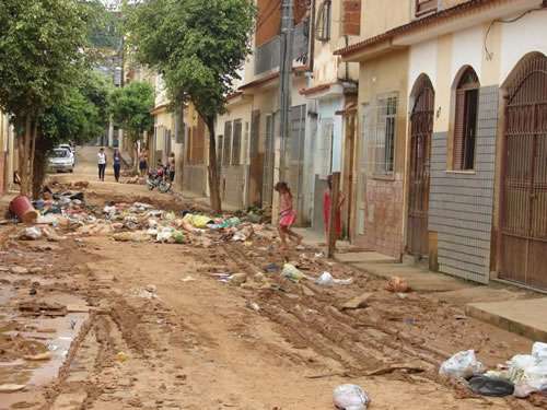 Lama após enchente em Muriaé