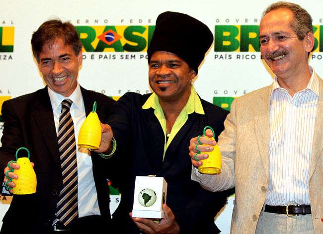 Carlinhos Brown e Aldo Rebelo com Caxirola