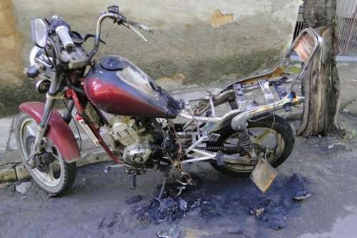 Carro e moto incendiados em Muriaé