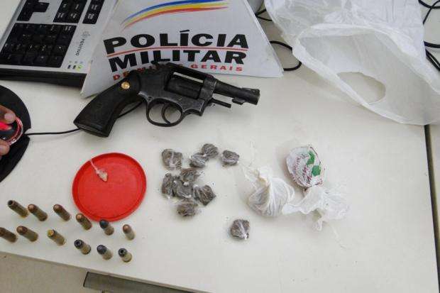Arma e drogas apreendidas pela PM de Muriaé