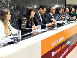 Deputado estadual Vanderlei Miranda durante o debate