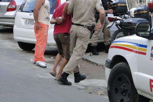 Homem atirou contra PMs e foi preso em Muriaé