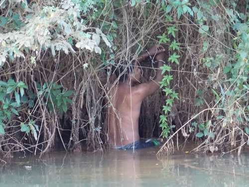 Homem algemado tenta fugir da polícia pelo Rio Preto em Muriaé