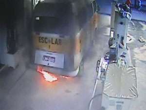 Kombi escolar pega fogo ao lado de bomba de posto de combustível