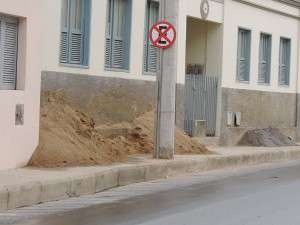 Material de obra em calcada na Rua Santa Rita, em Muriae
