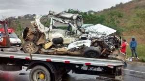 Acidente entre carro e onibus na BR 116 - 02 - Foto PRF