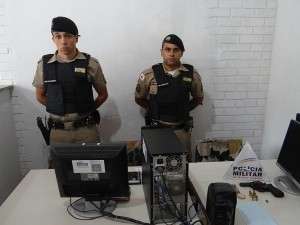 Revolver apreendido apos tentativa de homicidio na Barra - Foto Guia Muriae