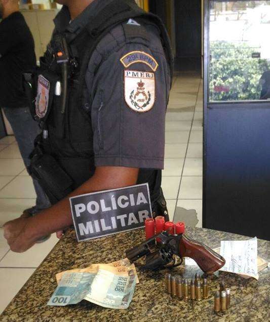 Homem é preso com revólver e munições em Itaperuna - Guia Muriaé