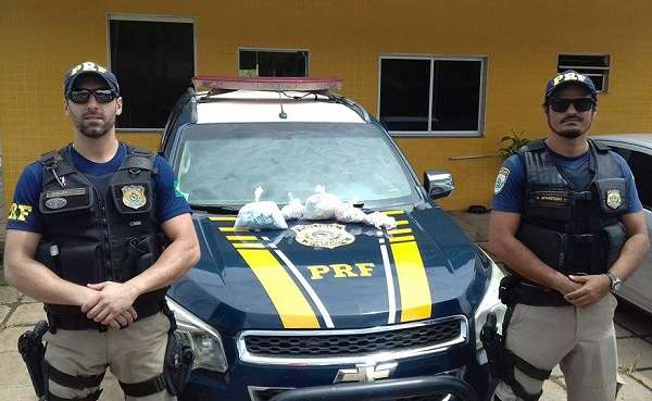 PRF apreende 376 pinos de cocaína em Leopoldina - Guia Muriaé