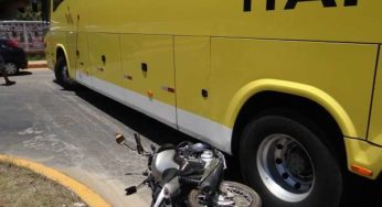 Motocicleta vai parar embaixo de ônibus após acidente no trevo do Dornelas