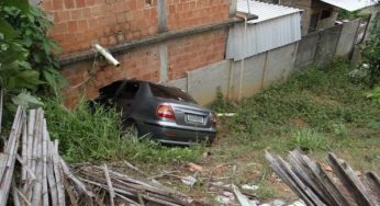 Carro desgovernado cai em barranco e atinge residência no bairro São Joaquim