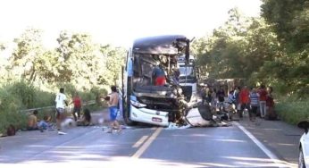 Acidente entre ônibus e carreta deixa sete mortos e 30 feridos