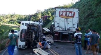 Batida entre carretas deixa dois feridos na BR 356, em Rosário da Limeira