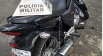 PM apreende drogas e localiza moto furtada em Ubá