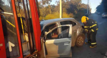 Homem morre em acidente entre carro e ônibus na MG-432