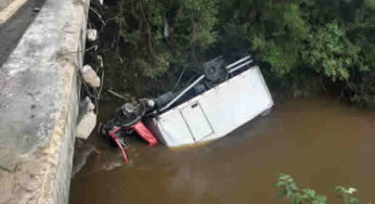 MG-383: caminhão cai em rio e motorista é salvo após ficar preso e submerso até o pescoço