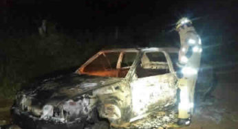 Carro fica destruído em incêndio na BR-356