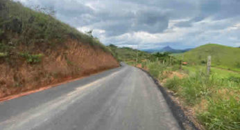 Asfaltamento da estrada entre Itamuri e Belisário segue em ritmo acelerado