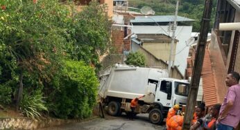 Caminhão de coleta de lixo perde o controle, atinge casa e fere morador em Muriaé