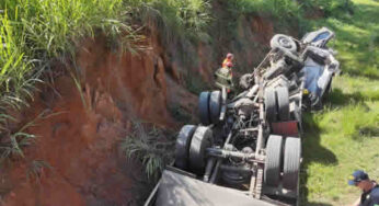Mulher morre, e criança é jogada para fora de caminhão em grave acidente em Muriaé